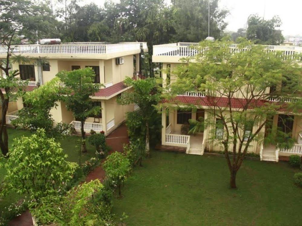 Hotel Rainforest Sauraha Extérieur photo